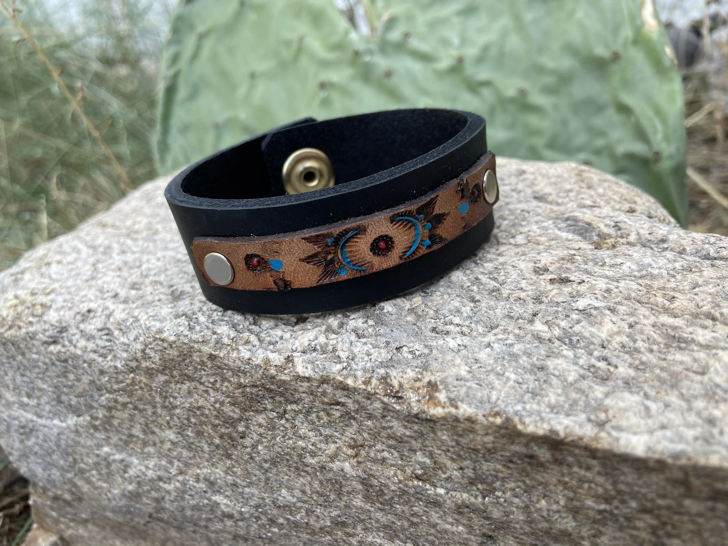 Two-Toned Leather Bracelete — 𝙻𝚎𝚊𝚝𝚑𝚎𝚛 & 𝚃𝚑𝚒𝚗𝚐𝚜